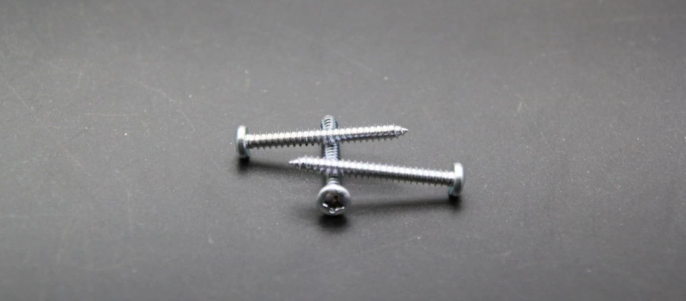 Το κόλπο για να ξεβιδώσετε μια βίδα χωρίς το κατάλληλο κλειδί (βίντεο-φωτο)